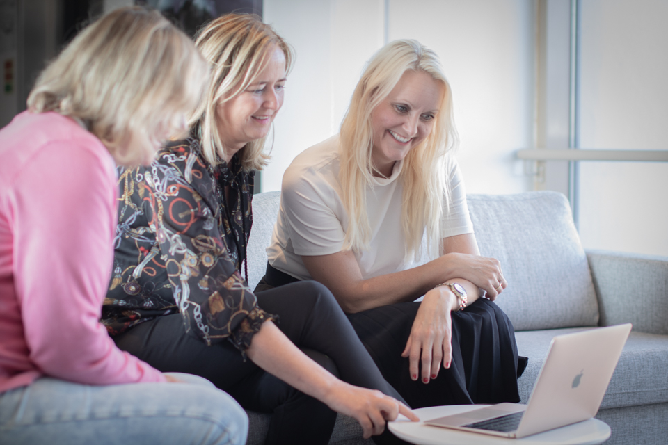 Tre kvinner ser på en laptop, forretning, strategi, rådgivning, samarbeid